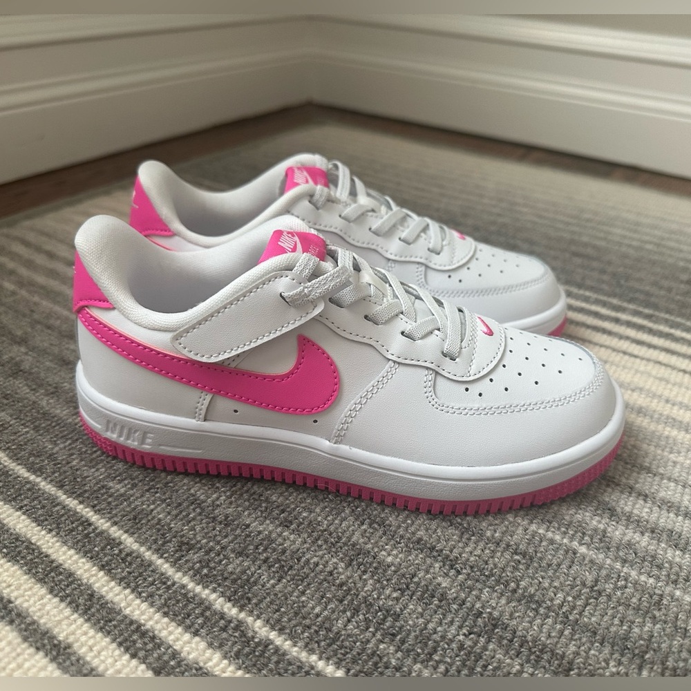 Nike  Kids White and Pink  Force 1 Low Easy on Sneakers ..sz 2.5 New in Box